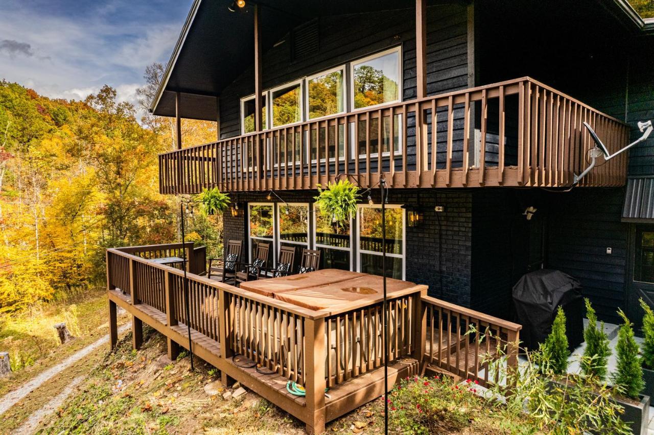 Fun Cabin With Hot Tub, Pool Table & Fire Pit - Big Blue Bryson City Buitenkant foto