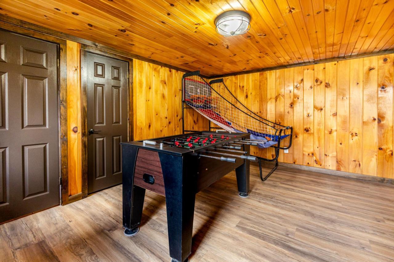 Fun Cabin With Hot Tub, Pool Table & Fire Pit - Big Blue Bryson City Buitenkant foto