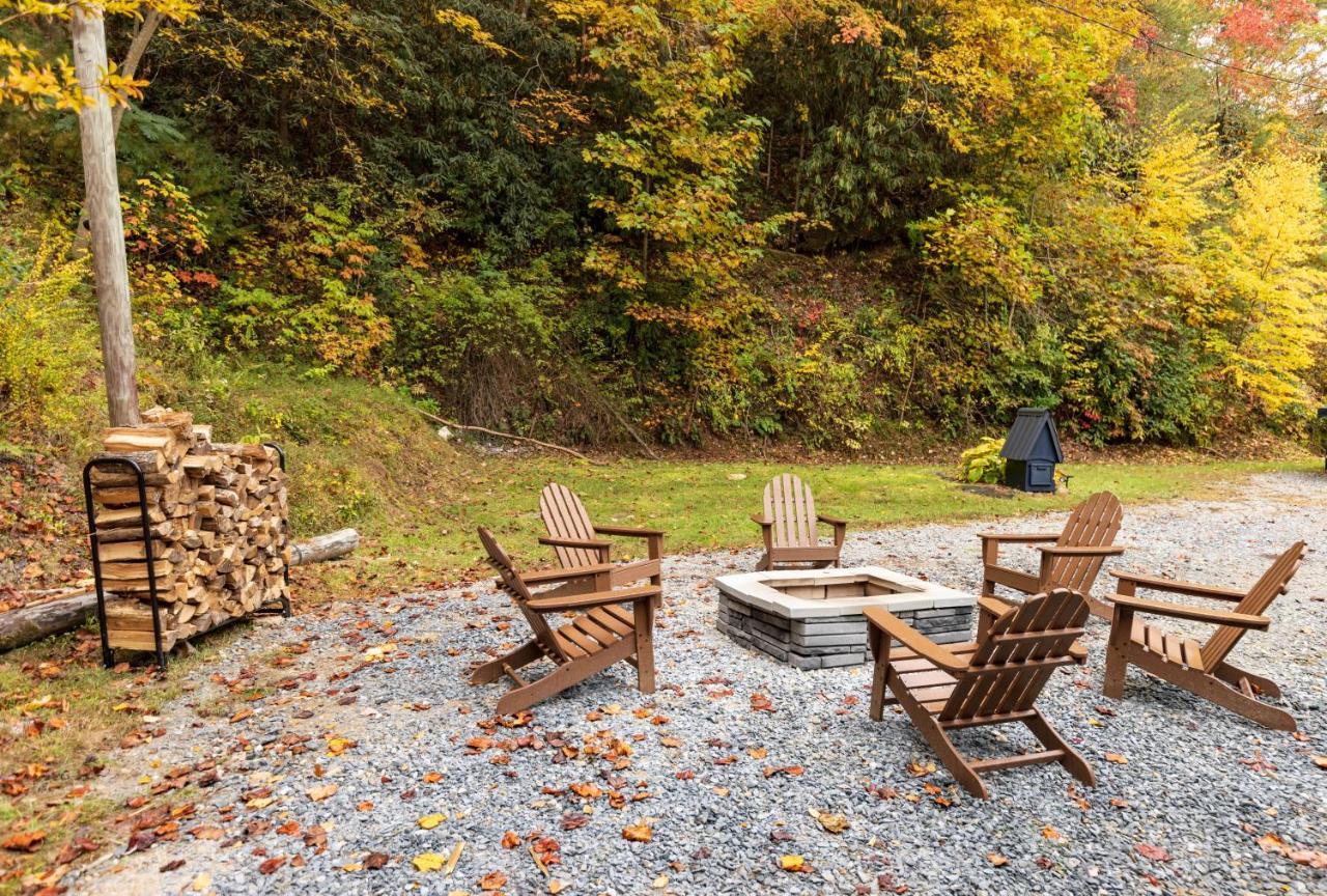 Fun Cabin With Hot Tub, Pool Table & Fire Pit - Big Blue Bryson City Buitenkant foto
