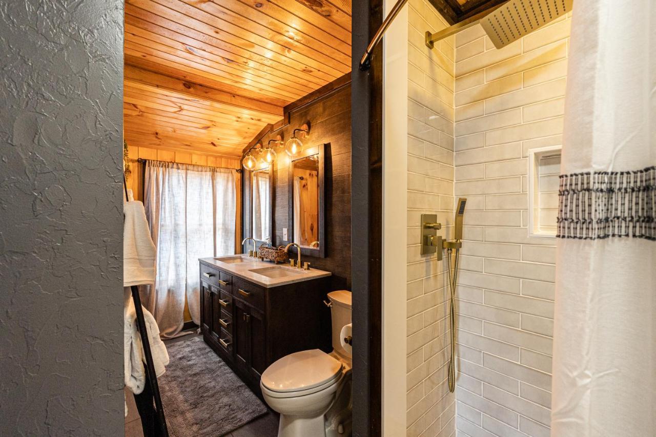 Fun Cabin With Hot Tub, Pool Table & Fire Pit - Big Blue Bryson City Buitenkant foto