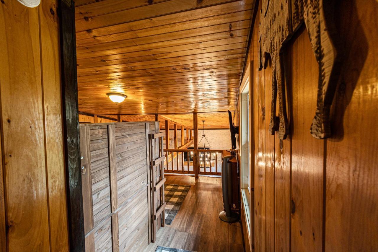 Fun Cabin With Hot Tub, Pool Table & Fire Pit - Big Blue Bryson City Buitenkant foto