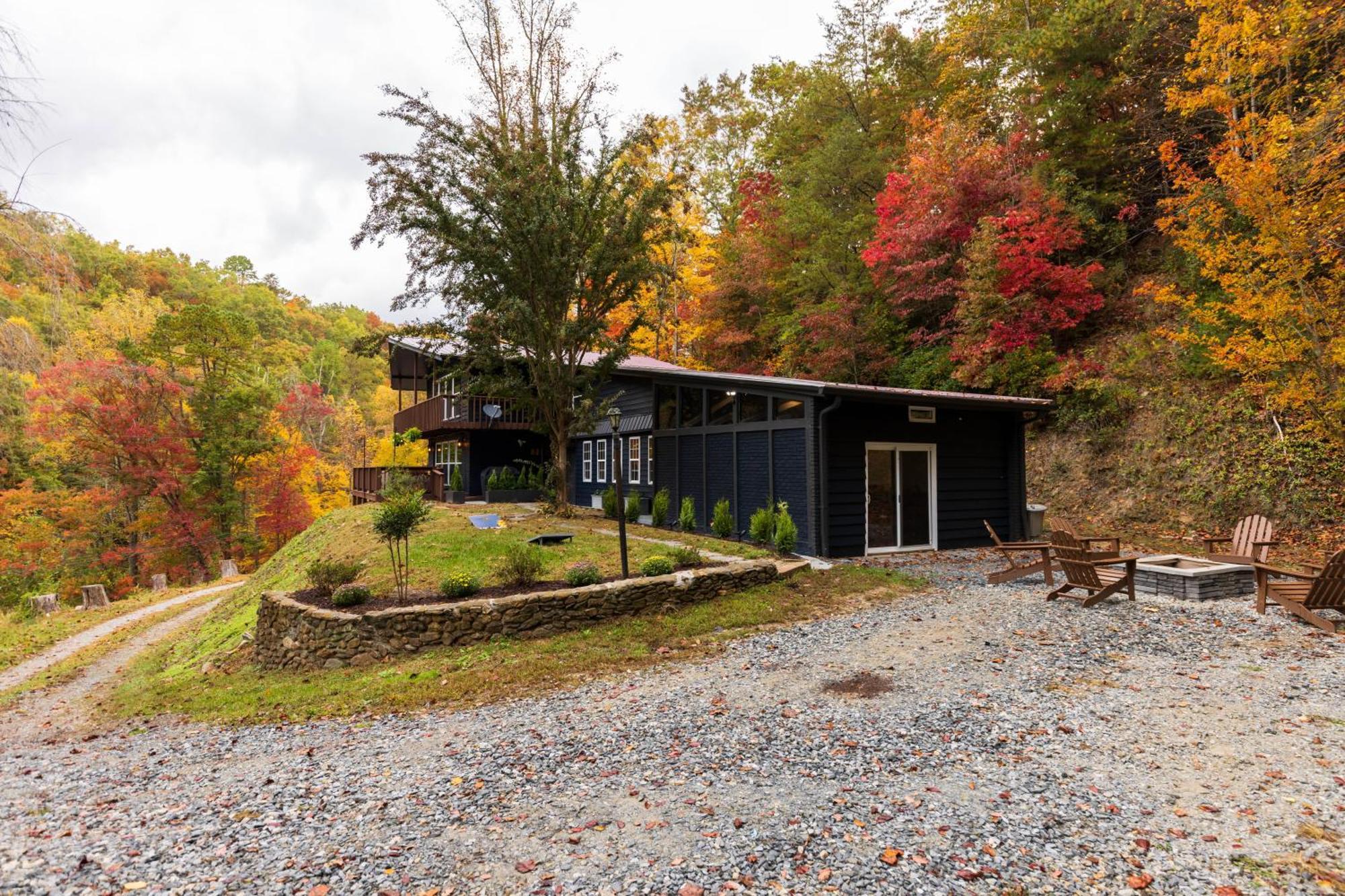 Fun Cabin With Hot Tub, Pool Table & Fire Pit - Big Blue Bryson City Buitenkant foto