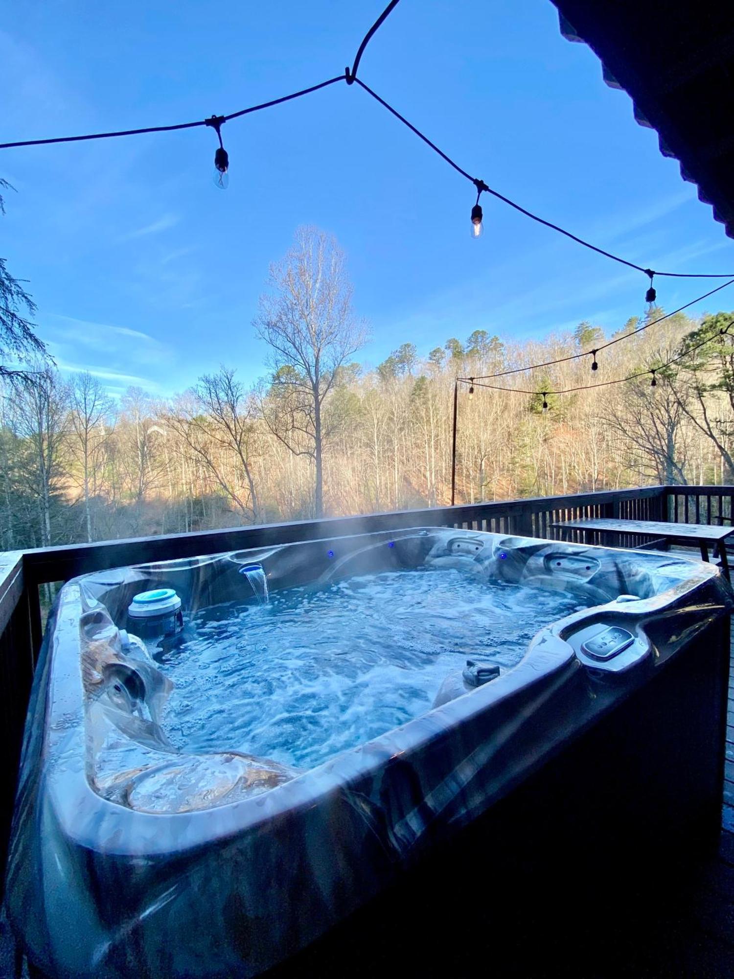 Fun Cabin With Hot Tub, Pool Table & Fire Pit - Big Blue Bryson City Buitenkant foto